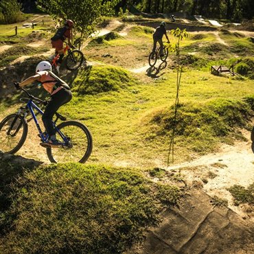 Bike park, pump track, lignes de jump, Millau, Aveyron
